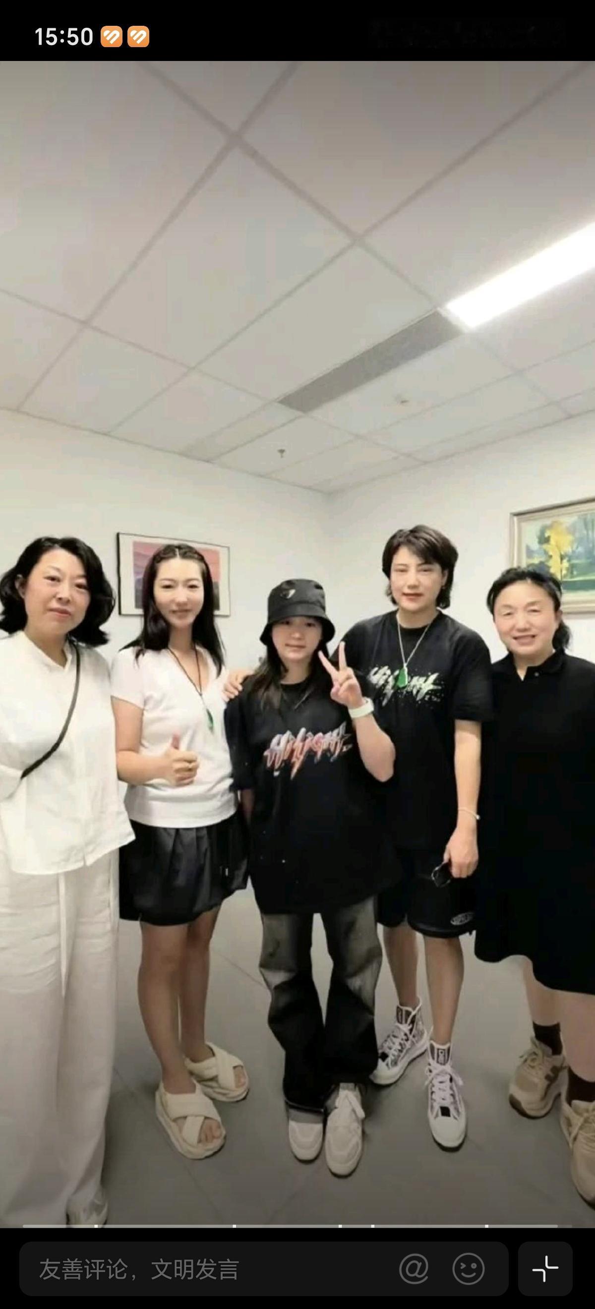 7月19日全红婵在后台和黄子韬家人和朋友一起合影留念，还在后台见到王鹤隶看着两人