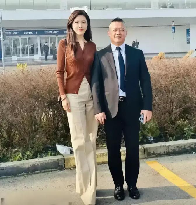 当年被保剑锋形容为“两百年难得一遇”的中戏校花曾黎，如今步入49岁依然孑然一身。