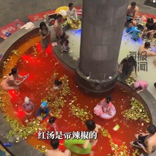 东北洗浴现在真是越来越会整活儿了。哈尔滨有个澡堂子直接把泡澡池搞成了鸳鸯火锅的造