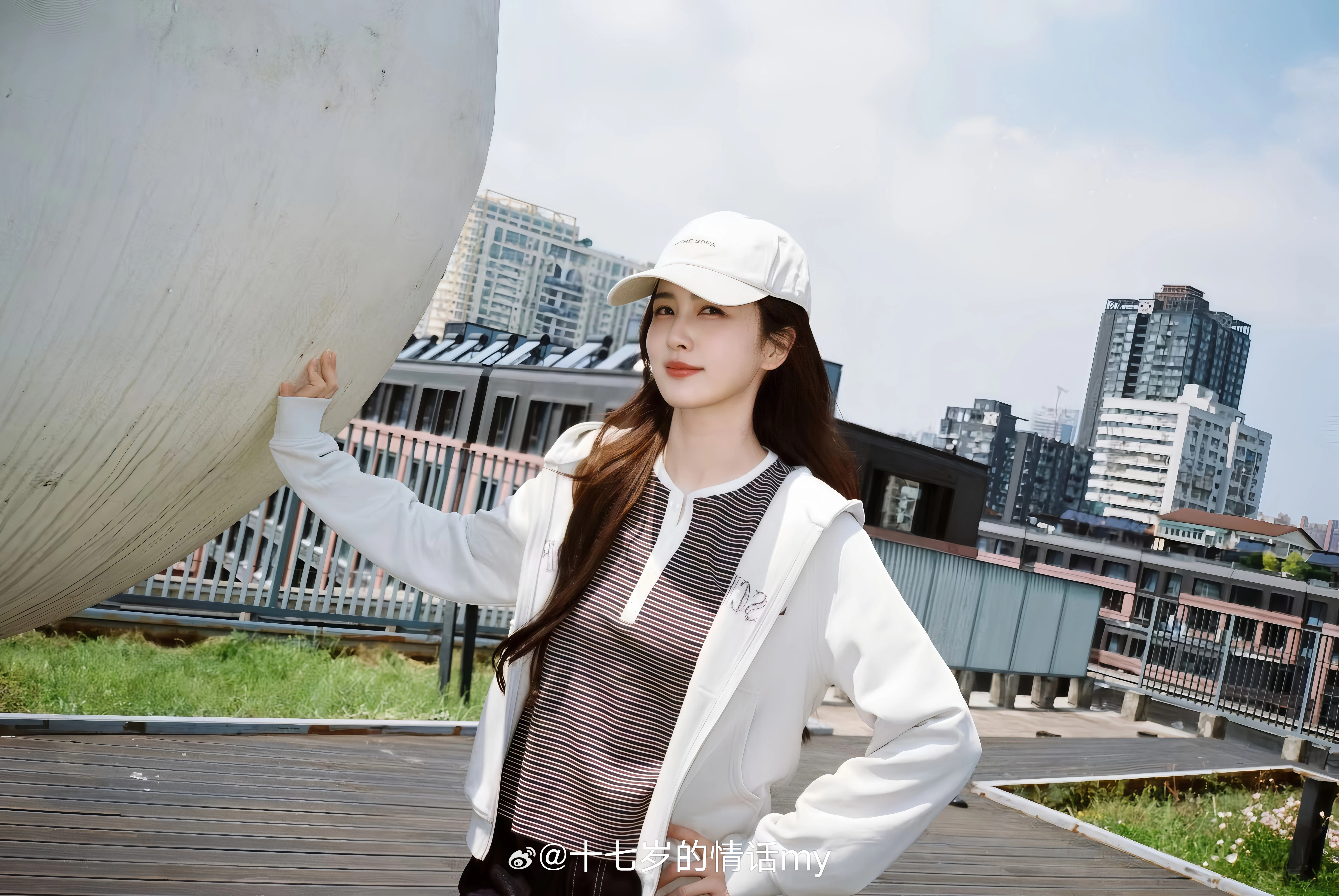 白鹿种菠萝🍍8/11.让我们到水果超市挑选一个大个头，健康的菠萝。我们检查