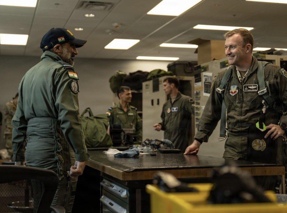 真有意思！印度空军参谋长辛格空军上将4月9日在访美期间，于内利斯空军基地试飞了F