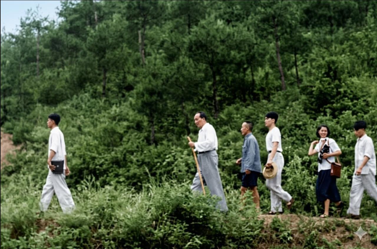1959年6月26日，韶山的黎明尚未散尽，毛泽东便踏上了拜谒父母墓的路。这组照