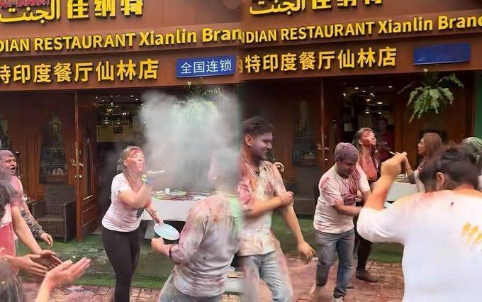 把公共街道当成秀场，还请了外籍人士过什么洋节，这是对城市法治的公然挑衅，被罚只能