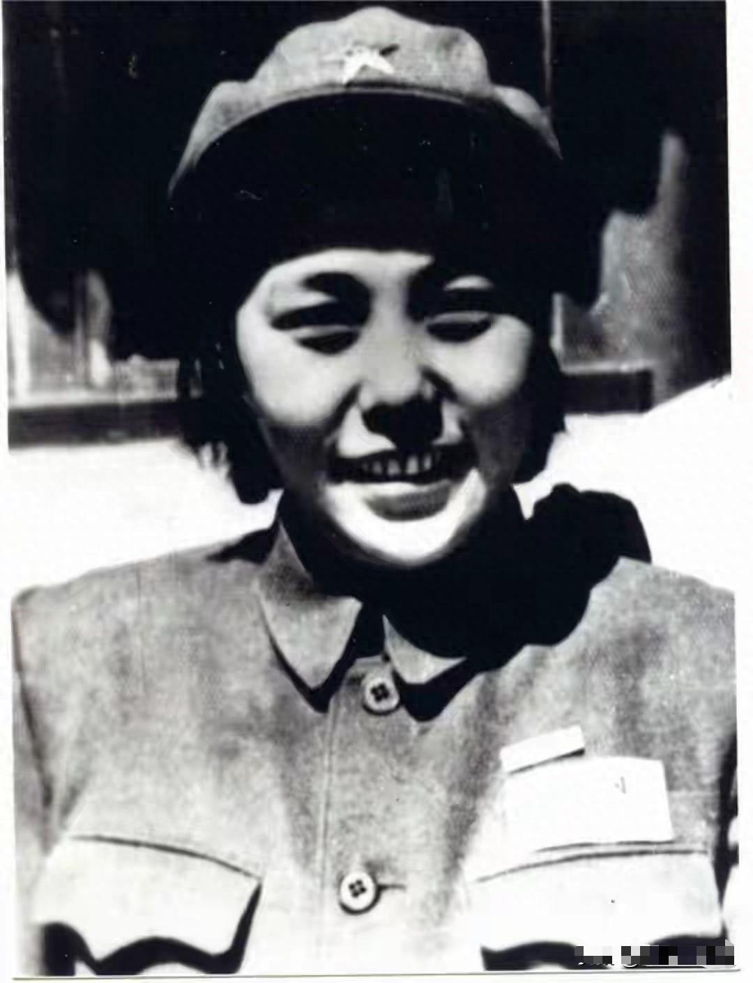🌞她为贺龙生下两个孩子，离婚后未再嫁，如今女儿已是少将！在老一辈女革命