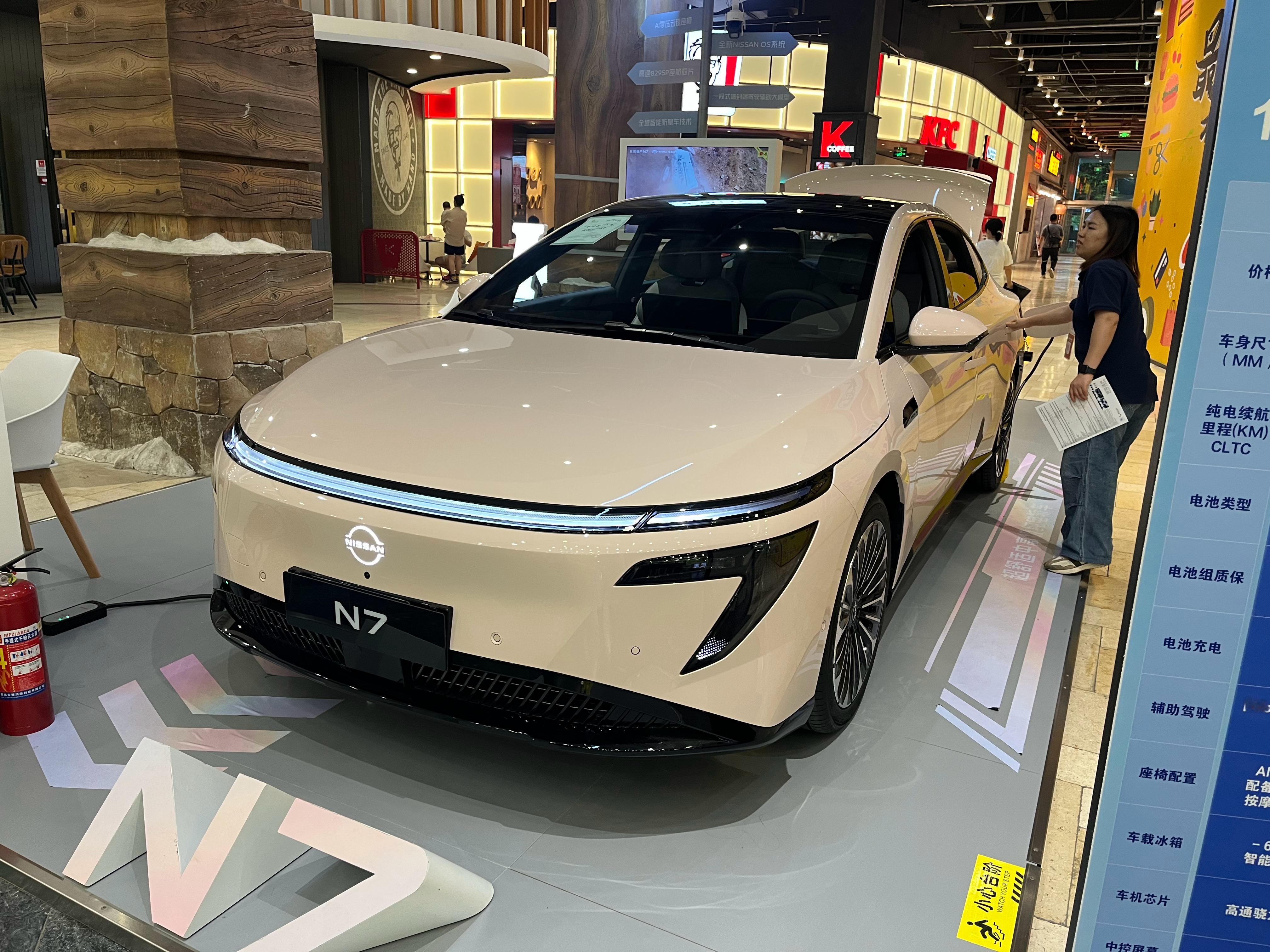 今天中午在商场吃饭碰到日产N7的展车，第一次看到实车，忍不住上去坐了下。看得出来