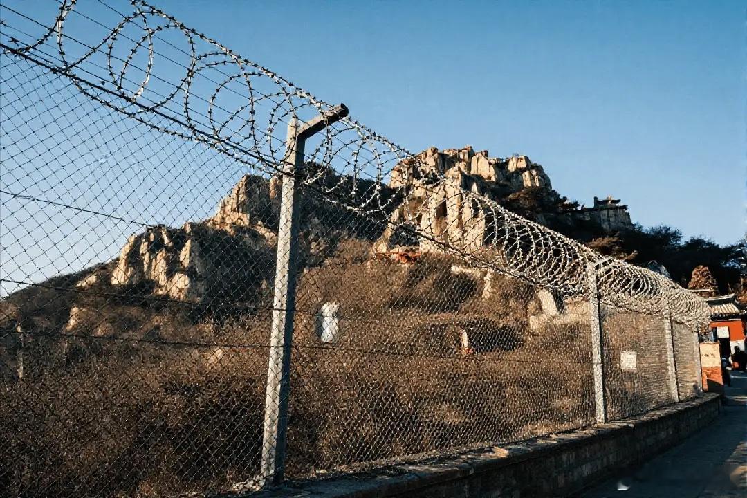 偌大一座泰山，他们说围就围，请问利益集团：有手续没有？你是买断了还是包死了？请在