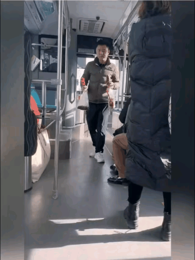 可惜了那么多好吃的看来真是吃开心了，这么平的路都能摔倒