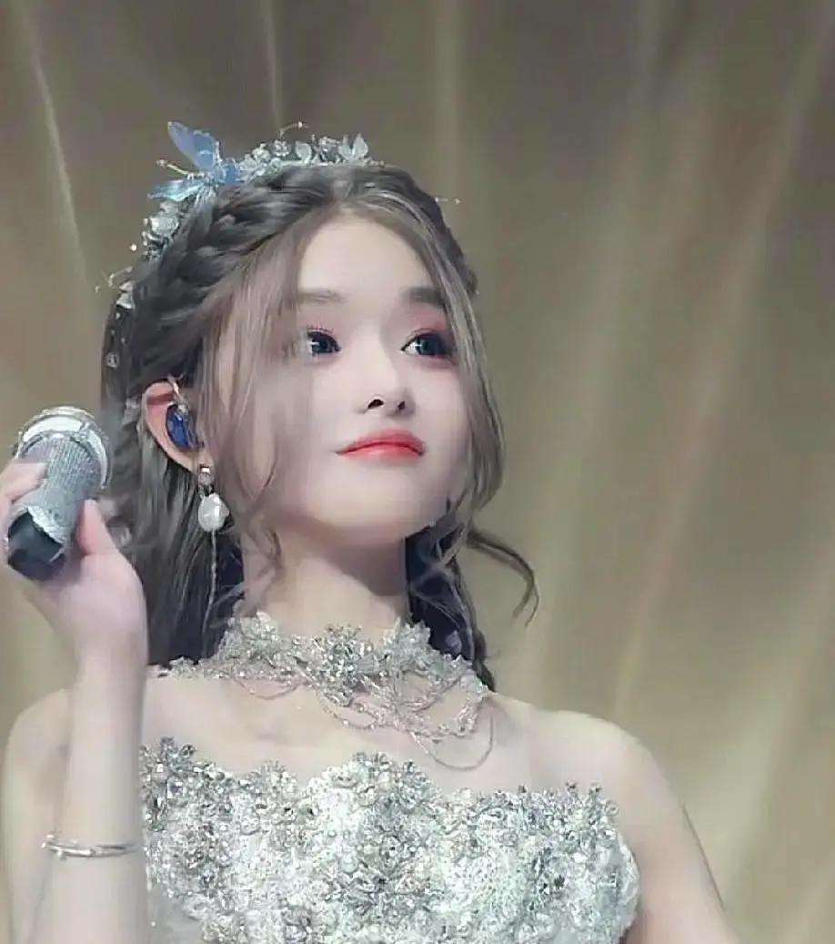 这个圈子，终于不讲“抢饭碗”了。黄霄雲穿上银色战袍，直接对着镜头说：我抄了