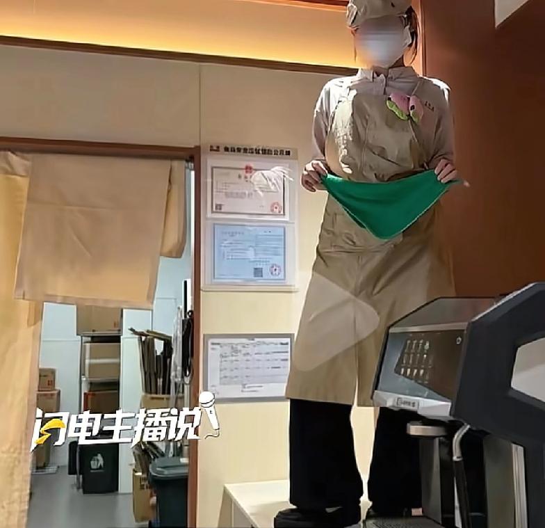 现在的奶茶店员工真的什么都敢做广东肇庆一家奶茶店员工发了一个视频，自己站在工作