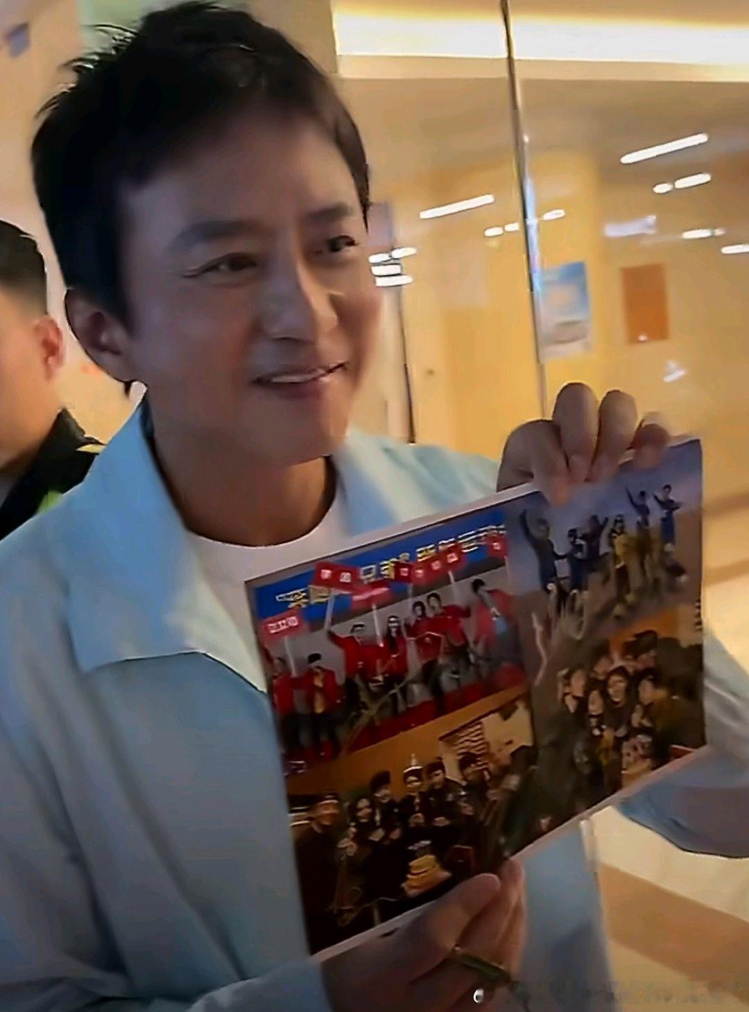 邓超终于签上最后一笔！初代跑男合照集齐，网友：青春圆满了