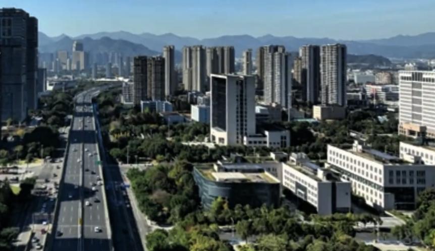 到处可见拒绝“黄赌毒”的宣传语，试问每个人不是在赌，30年的房贷就是在赌30年