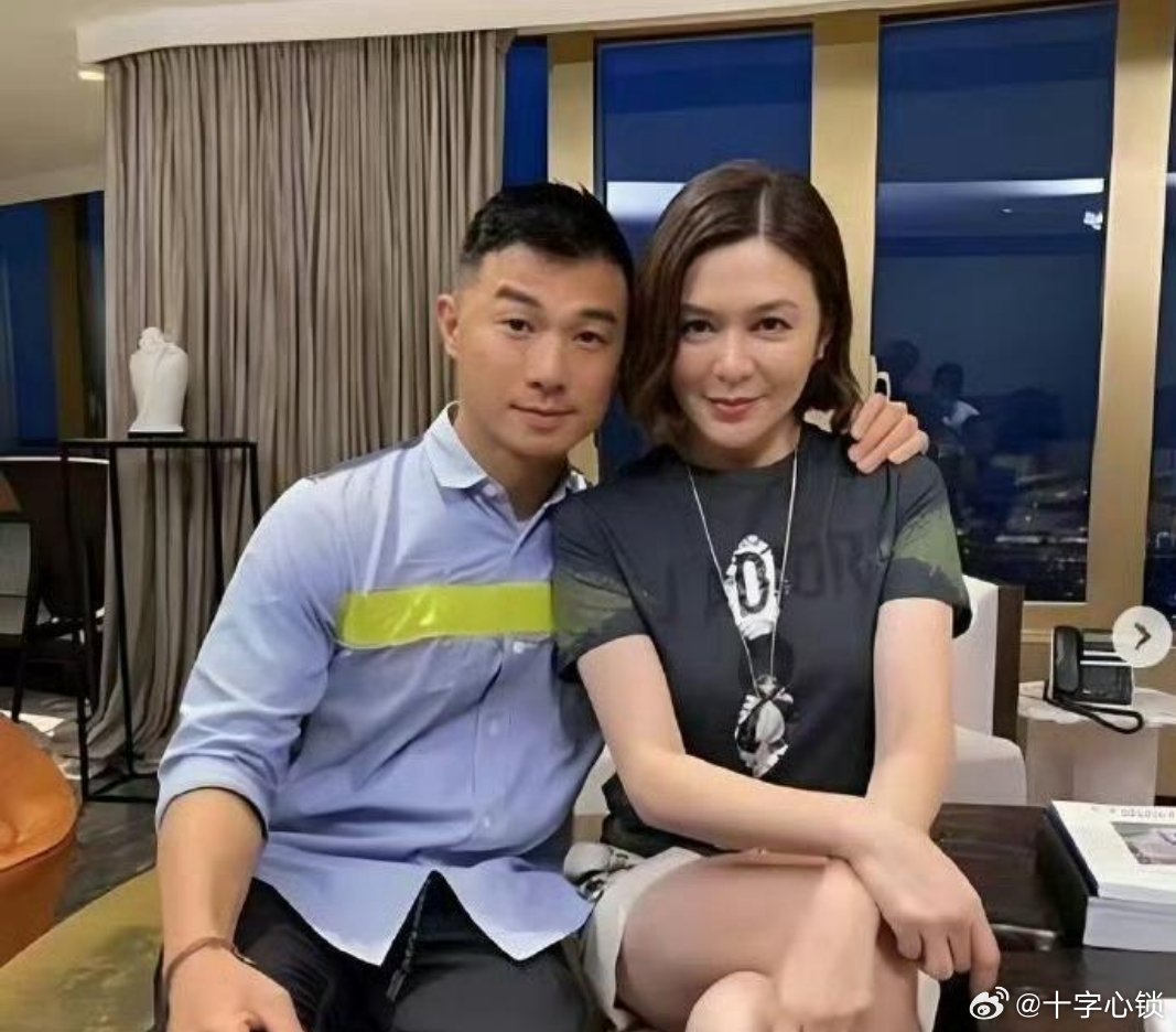 这是关之琳的模特男友，小伙子27岁，关之琳62岁，两人相差35岁。