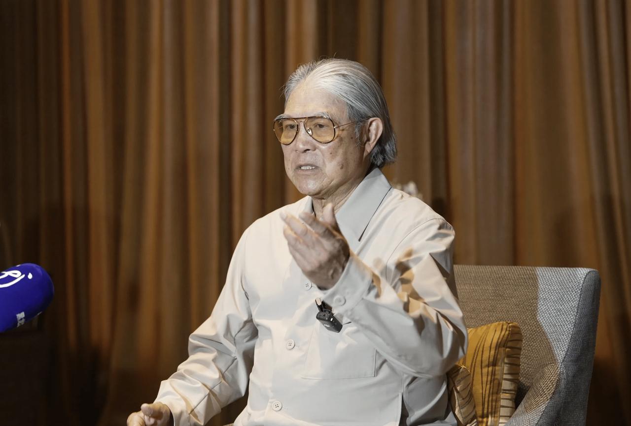 79岁霍家大家长霍震霆，豪门里的风云人物，到孙辈面前竟成蹑手蹑脚的普通爷爷。