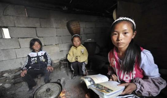 11岁男孩领着8岁妹妹，走了13里山路去找外婆，结果被外婆关在门外不让进，走投无