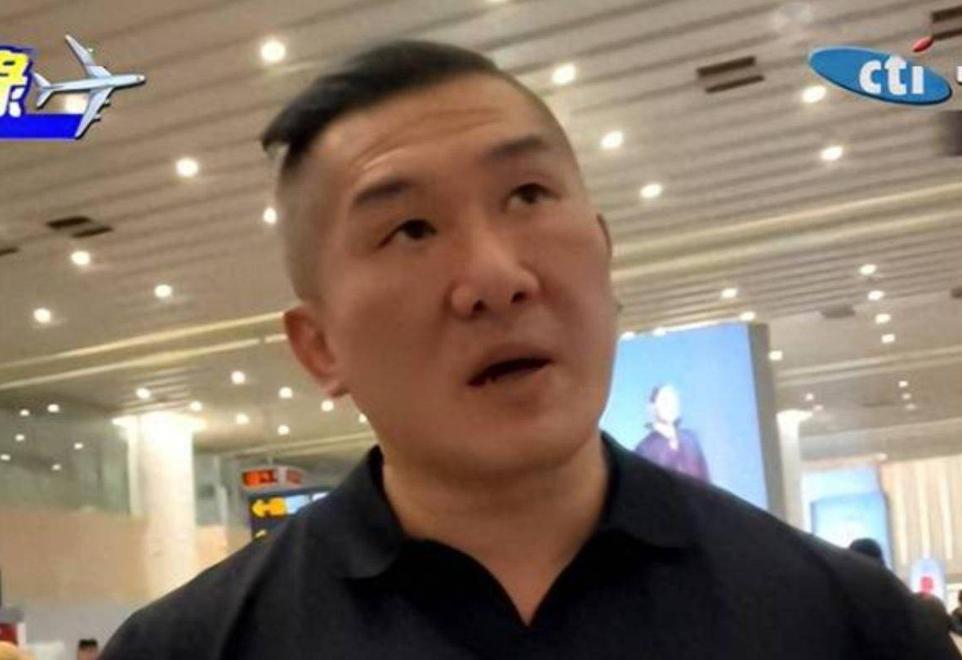 蹬鼻子上脸！拿8万月薪还嫌少，员工逼馆长分2000万！馆长这事，让人