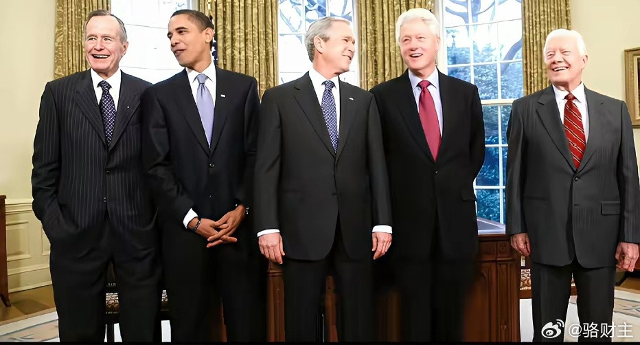 2009年，奥巴马当选总统当天与克林顿等几位在美国白宫的一张留影。