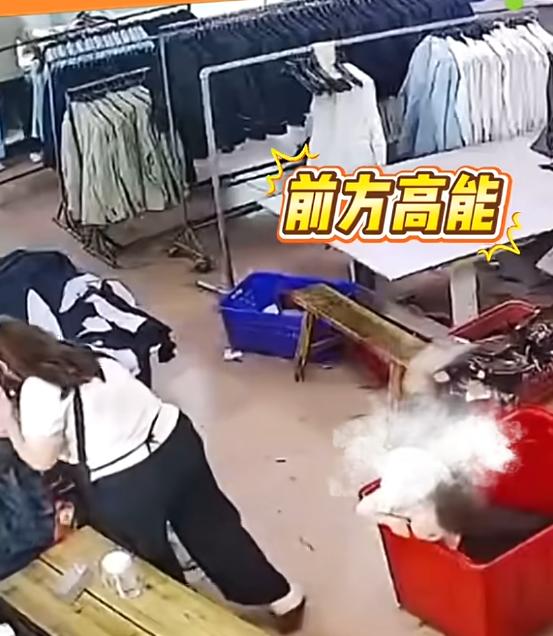 “太险了！”5月7日，广东，一女子带孩子去上班，孩子因为调皮爬进货箱，被衣物掩埋