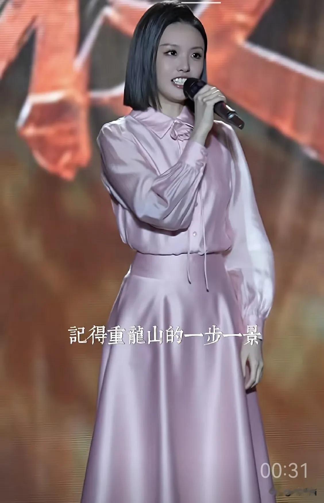 刀郎的女弟子们在演唱会上穿的齐齐整整，我看也很好看。她们没有穿奇装异服，没有