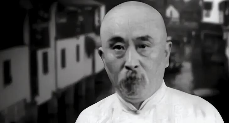 1910年，晚清神医自称梦到未来的新中国，没有租界和治外法权，到处高楼大厦，飞船