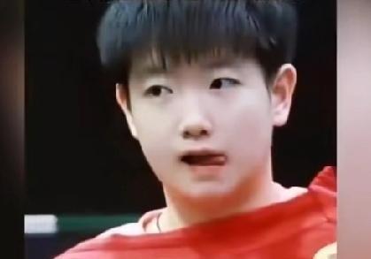 那天晚上刷着手机，屏幕的光刺得眼睛发酸，手指划拉半天突然看到一个摄影师的账号。这