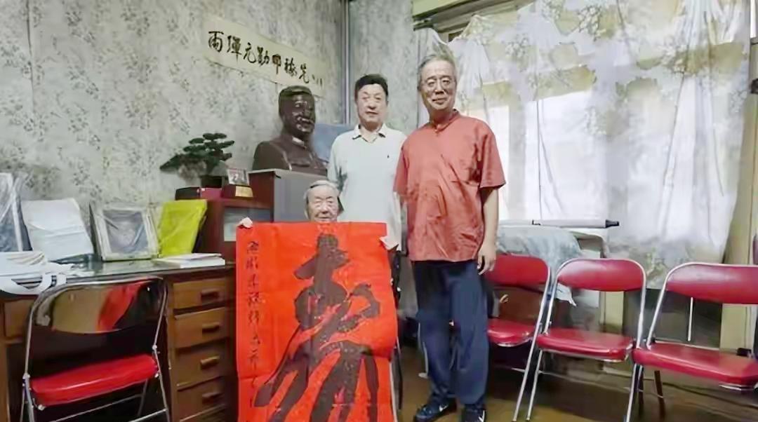 2023年8月，邓稼先同志的夫人许鹿希（左一）在北京花园路塔院一套不足70平米的