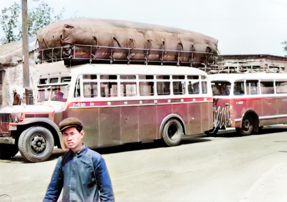 1962年的北京街头，一辆顶着大煤气包的公交汽车停在路边。上世纪五、六十年代