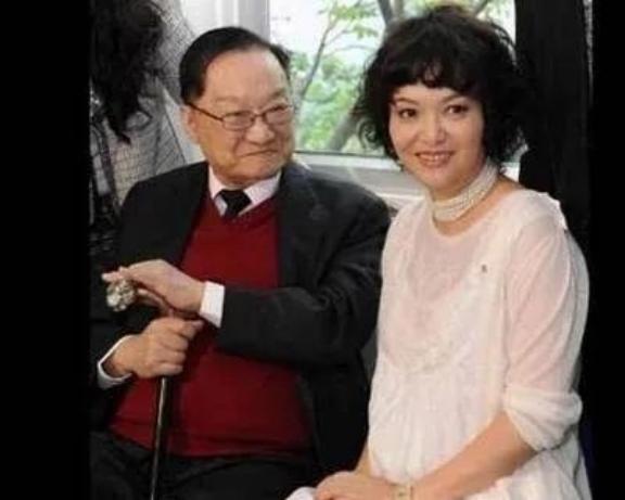 1976年，52岁金庸，带着23岁女友林乐怡来到妇产医院，原配朱玫早已等在那里。