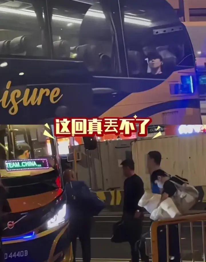 孙颖莎又被蛐蛐上错了男队的车，车上只有男的，莎莎坐在前面，大头坐在后面，这下真丢