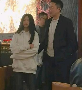 小玥儿总下意识双手抱胸，那不是习惯，是她给自己筑的墙。父母的一地鸡毛、母亲离世的