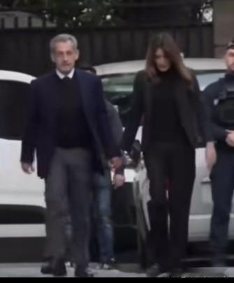 妻子牵着手送丈夫萨科齐入狱服刑，支持者们传来山呼海啸的呐喊声。谁也没想到这一对