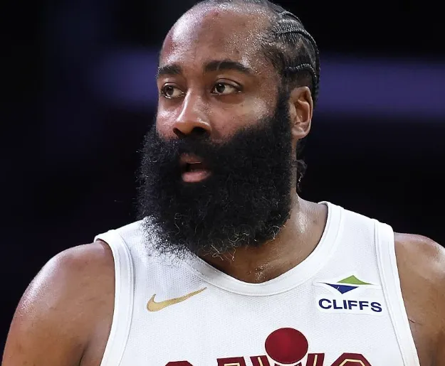 骑士更新官方社媒，公布明日对阵华盛顿的赛季收官战缺阵球员名单：贾勒特-阿伦、