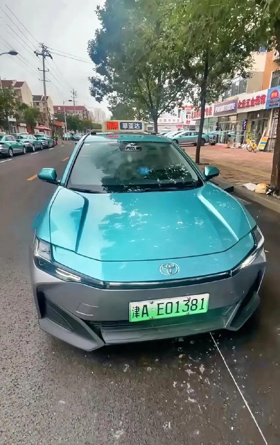 天津出租车买卖市场7月出现了新的变化，河东万东路出租车买卖一条街上，出现了二手新