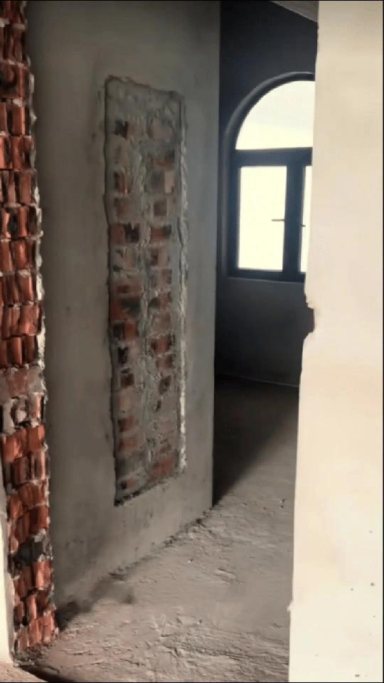 广西一女子装修新房，不料，在砸墙时居然砸出一个密室，这一幕把砸墙的工人都惊呆了，