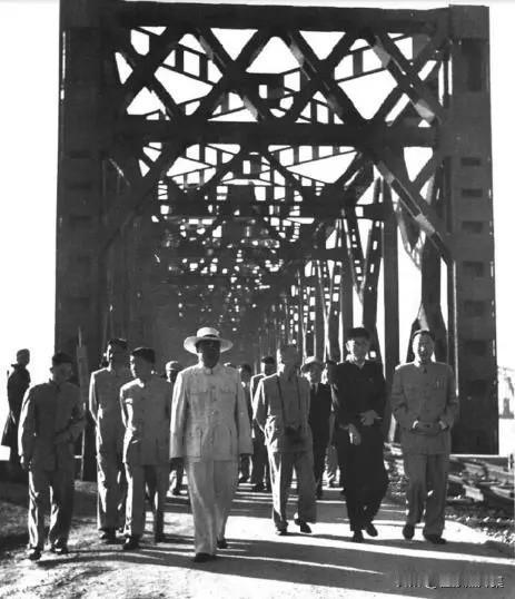 1955年8月，朱德同志参观了辽宁省丹东市的鸭绿江大桥的老照片。鸭绿江大桥是志愿