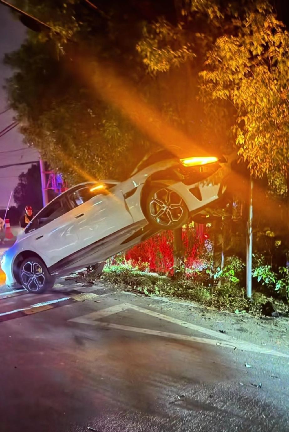 某新能源车交通事故的视频下来，一大堆神评论，从这些神评论里面，我们也能看出该品牌