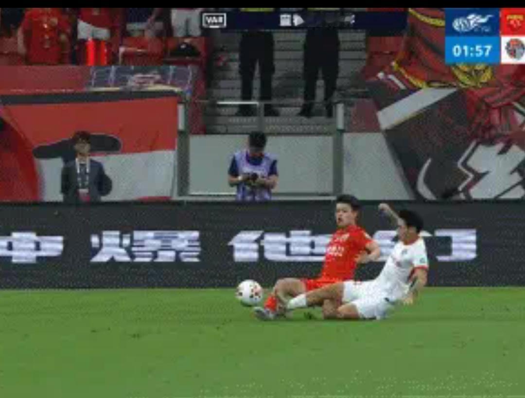 比赛开始才两分钟，争议就来了。金永浩亮鞋钉铲倒杨希，VAR检查过后认定无犯规非红