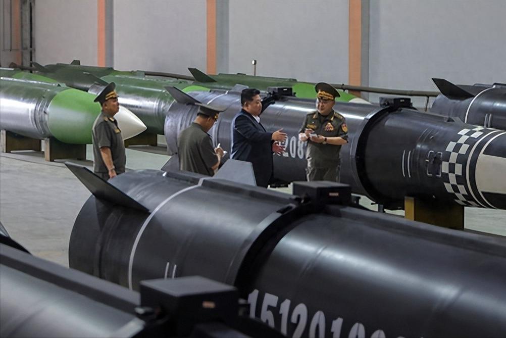 情报部门爆料，俄方为回报派兵支援，向朝鲜提供弹道导弹的核心技术。九月初，