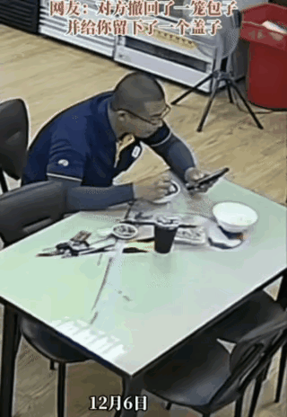 简直是太搞笑了一男子来到这家小餐馆里点了一笼蒸饺满心期待等饺子上桌