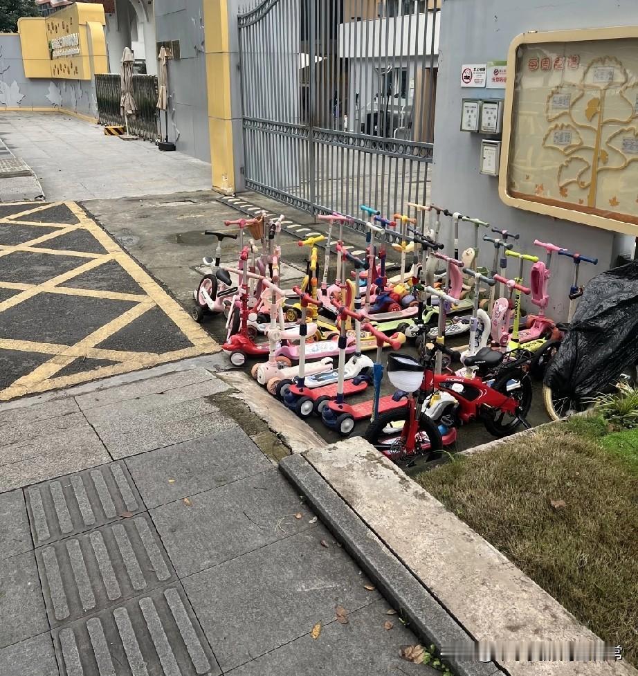 幼儿园萌娃座驾专属停车场当你还在纠结自家娃的电动车该往哪搁时，幼儿园已经卷