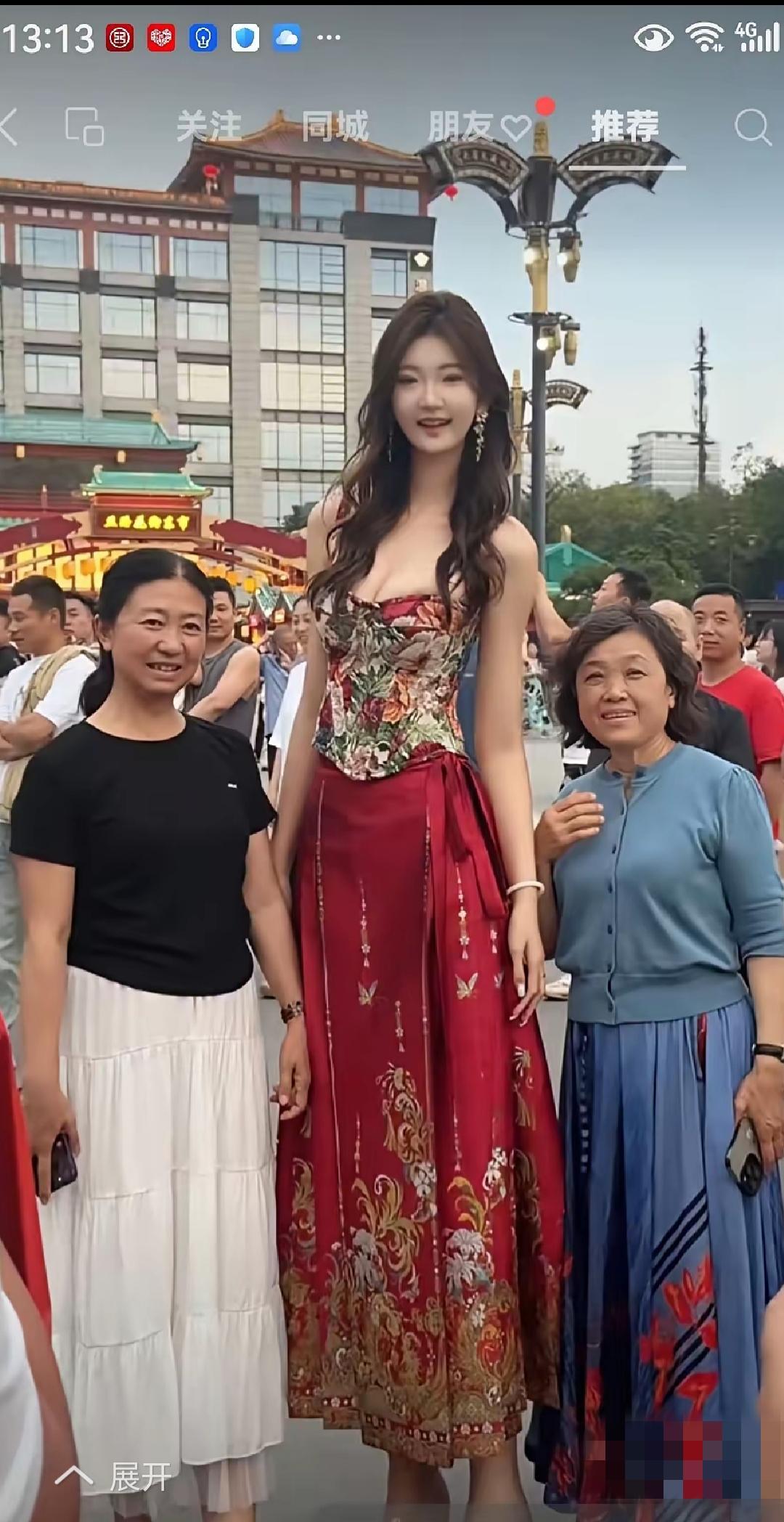 这位漂亮小姐姐身高两米，每当她出去时都会有好多人找她合影！一般身高的人也就到她腰