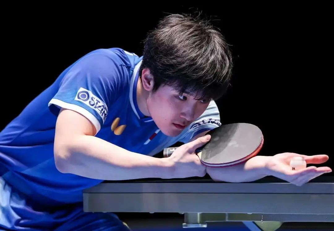 【张本智和打得过筱塚大登吗？】输给黄镇廷，这个不到23岁的小伙子回答记者，输赢很