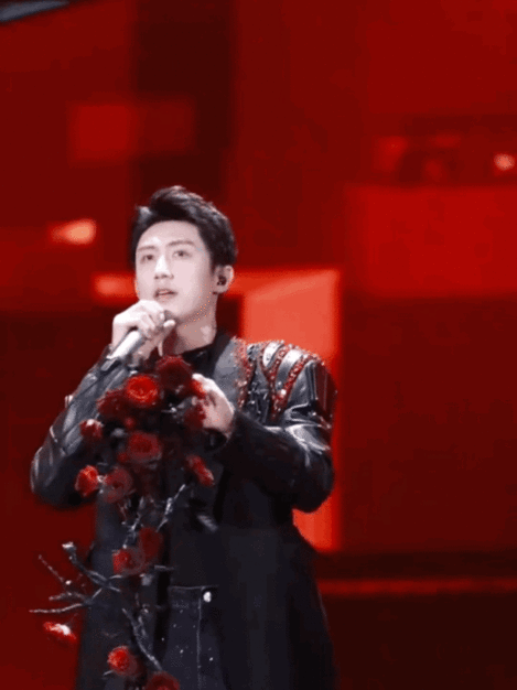 这个黄景瑜先让玫瑰eat上了黄景瑜《玫瑰窃贼》舞台封神！玫瑰立麦适配度直接拉满