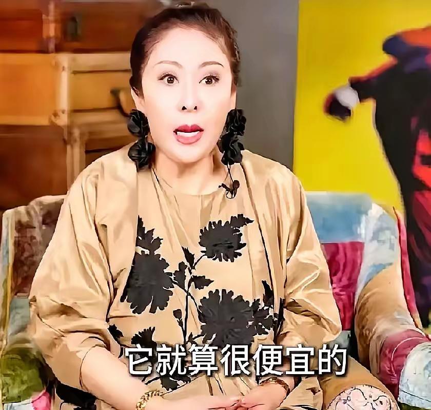 向太穿件一万多的国潮，没人说她不该买，但她说“才一万多”的时候，真有人手里的饭凉