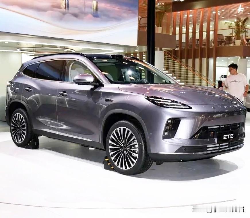 星途作为奇瑞的高端亲儿子，底子是真扎实：M3X火星架构+前奔驰工程师调校底盘，麋