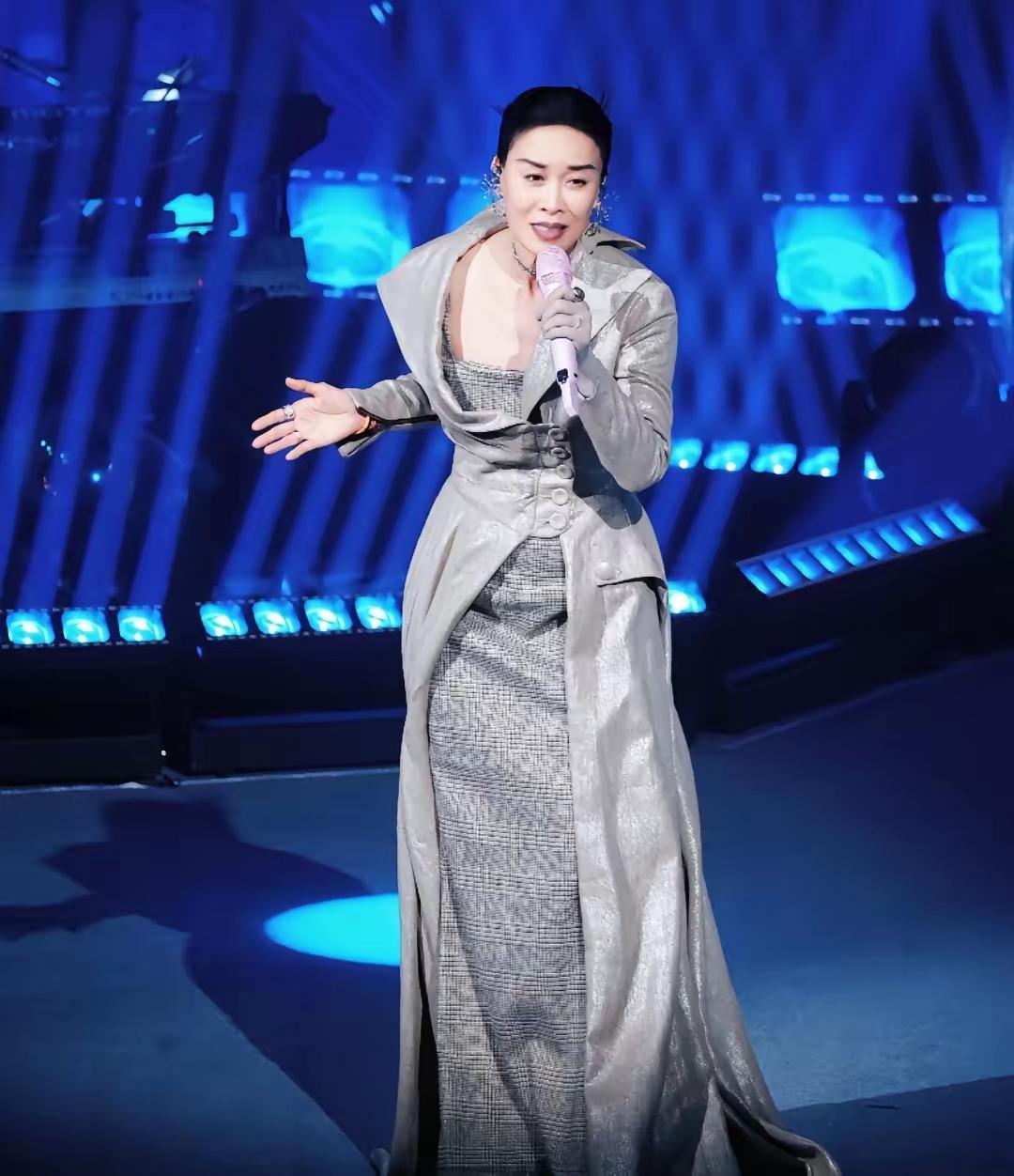 那英北京演唱会一票难求，六档价位门票开票即全线售罄。田震时隔24年也重新开启巡演