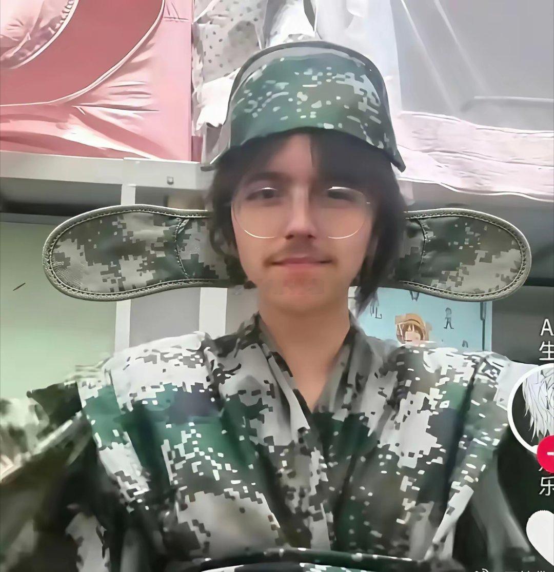 00后大学生把军训服爆改成“官服”这届年轻人的心态，才是真正的顶级能力​​​​