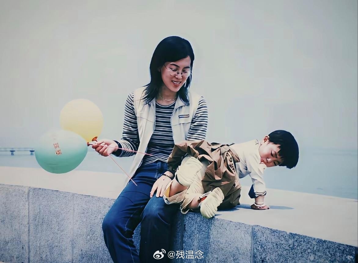 这么多年过去了，妈妈还是这样年轻。