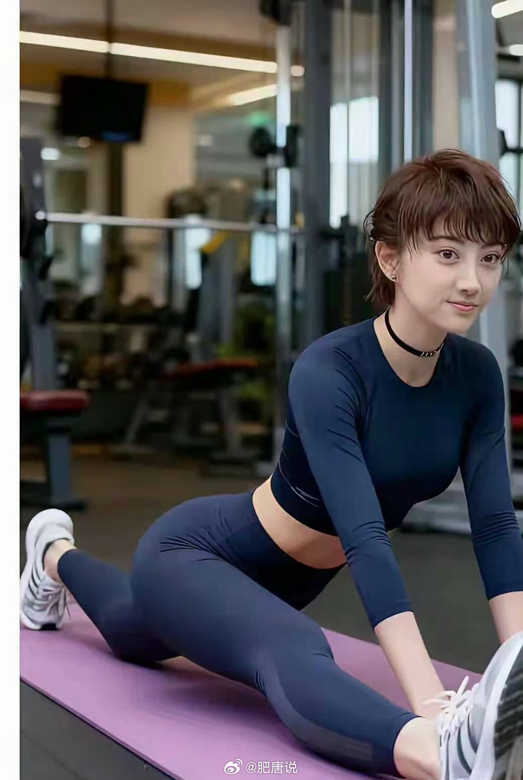 别当真❗景甜这组瑜伽服图片是AI做的；AI生成｜景甜瑜伽服健身照💙短发+深蓝色
