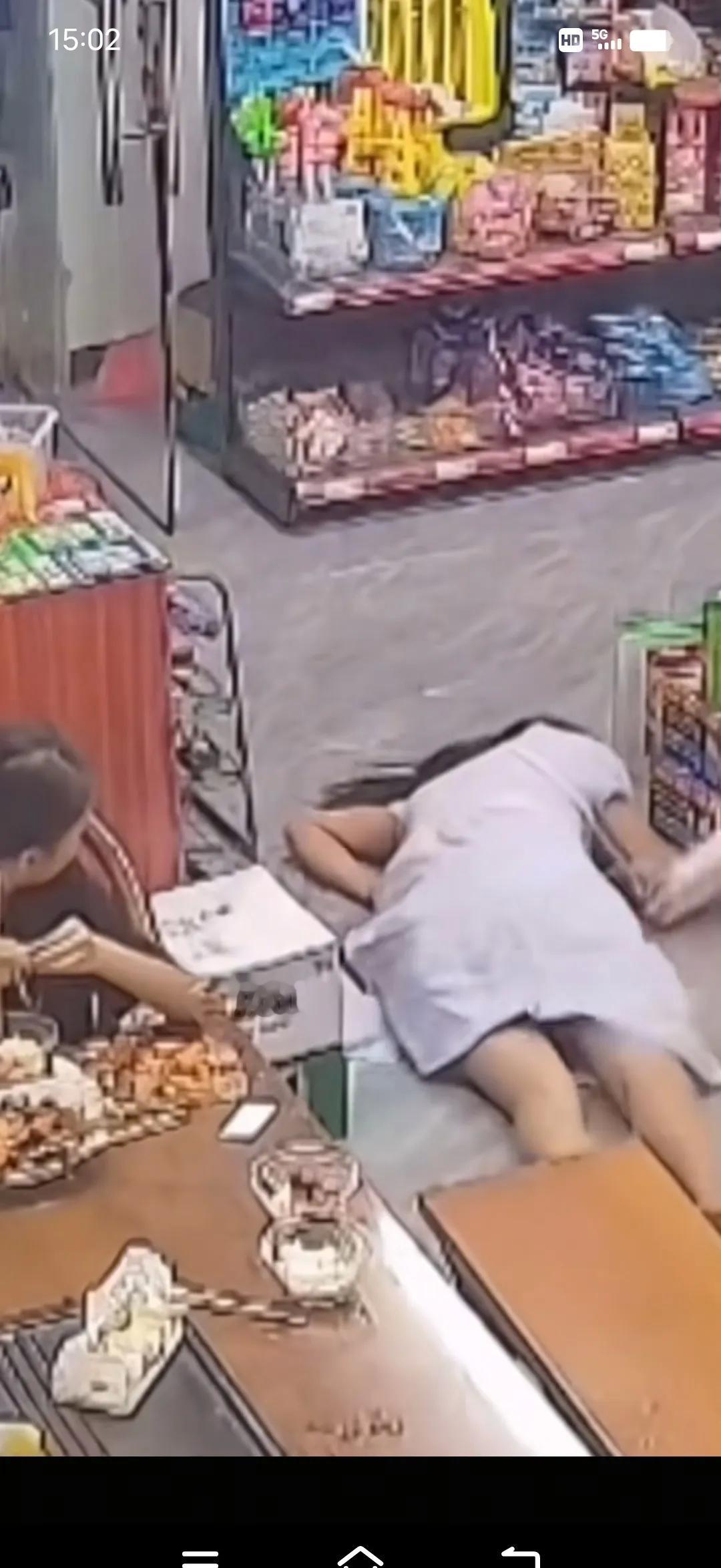 太快了！简直太突然了！瞬间母女阴阳两隔一女孩吃完晚饭突然站起晕倒，怎么叫都没