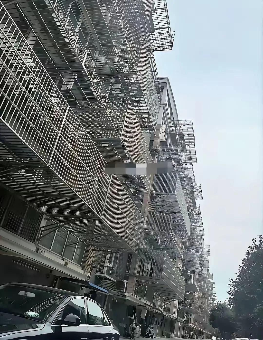 简直无法无天，如此明目张胆的违建，竟然没人管？今天路过某某街道，眼前的一幕简直